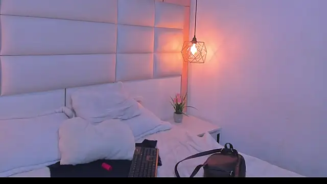 Chat +18 de Salome_Smitth_1 ao vivo