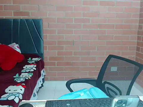 Paula__111 Show in webcam