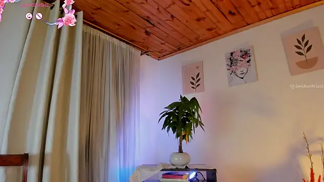 Lauraricci__ Adlı Modelin Canlı XXX Sohbeti