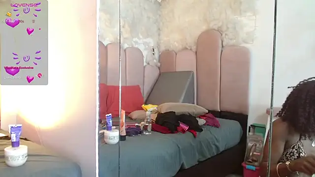 puca_ebony Show in webcam