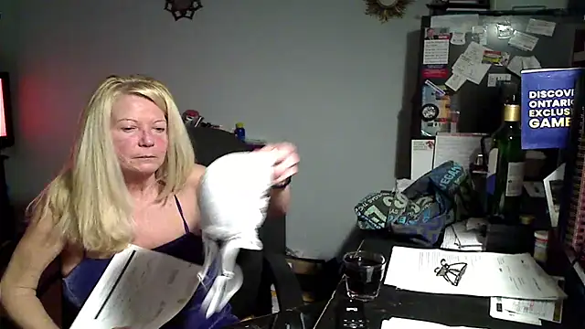 XTRAHORNYONE's Live XXX Chat