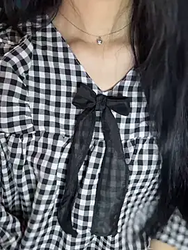 Yiyina_17 Live XXX-Chat