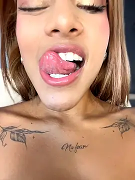 Chat +18 de SinLunaXXX ao vivo