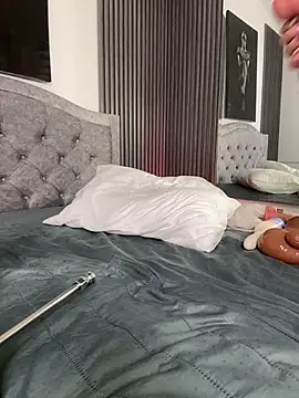 Naia-Nore élő XXX-chatje