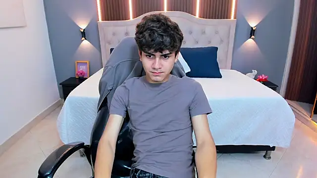 Tommy18__ Chat XXX in diretta