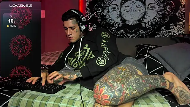 jhonny__ackerman: онлайн-секс-чат