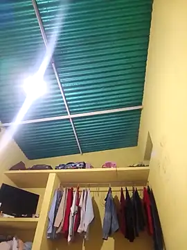 UnreadyChutzpaのライブXXXチャット