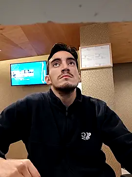 TommyMomentumのライブXXXチャット