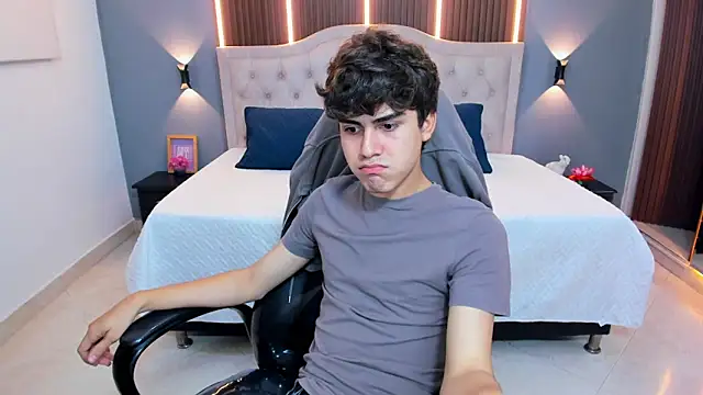 Tommy18__ live XXX chat