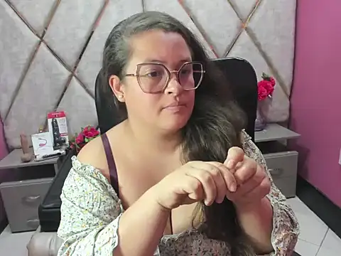 Sarah_Boobs_ Adlı Modelin Canlı XXX Sohbeti