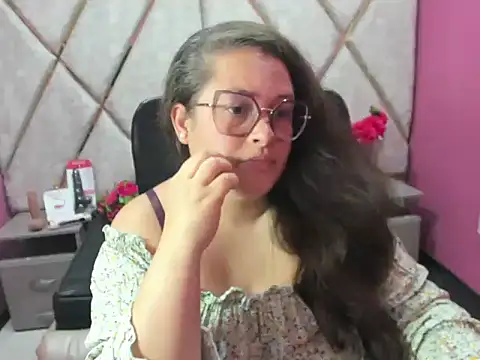 Sarah_Boobs_ Adlı Modelin Canlı XXX Sohbeti