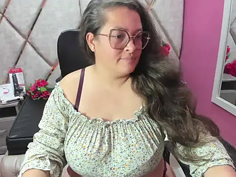 Sarah_Boobs_ Adlı Modelin Canlı XXX Sohbeti