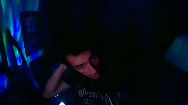 LEVIATHANX666: διαδικτυακό σόου στην κάμερα