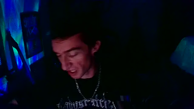 LEVIATHANX666: διαδικτυακό σόου στην κάμερα