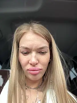 Emma_Catt Adlı Modelin Canlı XXX Sohbeti