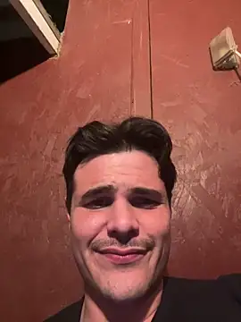 Millennialcum: διαδικτυακό σόου στην κάμερα