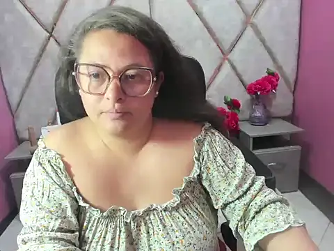 Sarah_Boobs_ Adlı Modelin Canlı XXX Sohbeti