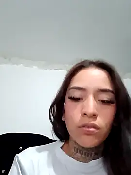 Chat +18 de kataleya_23 ao vivo