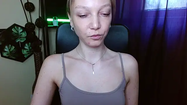 Chatroom XXX en direct de EmillyPlay