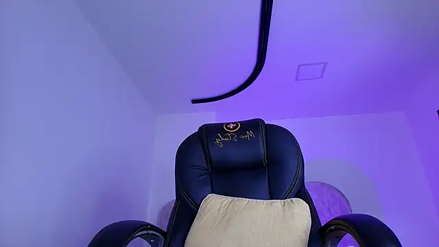 naomi_kyse's Live XXX Chat