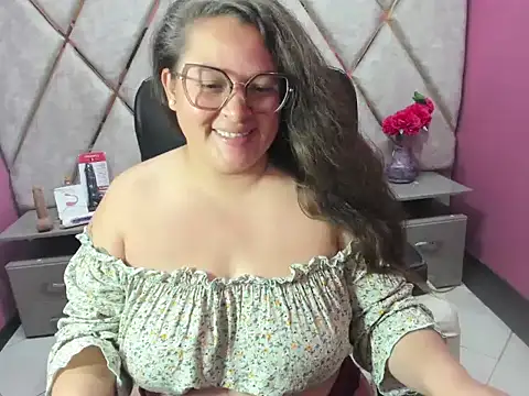 Sarah_Boobs_ Adlı Modelin Canlı XXX Sohbeti