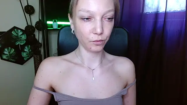 XXX chat uživo modela EmillyPlay
