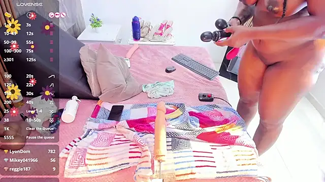 Chat +18 de LauraSaenz01 ao vivo