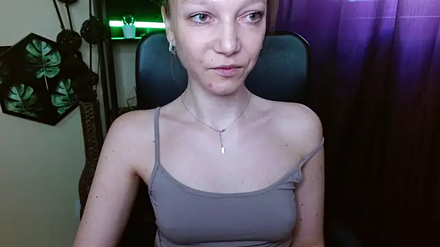 EmillyPlayのライブXXXチャット