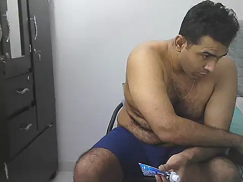 AlphaLatinoBear Show in webcam