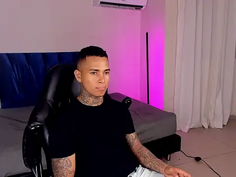 tyler_bell_ Webcam-Show