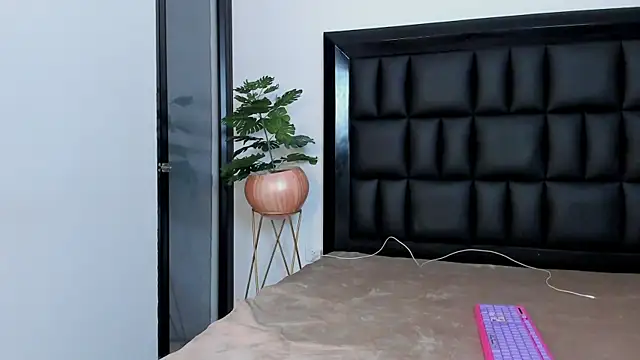 mia_roosee1 Adlı Modelin Canlı XXX Sohbeti