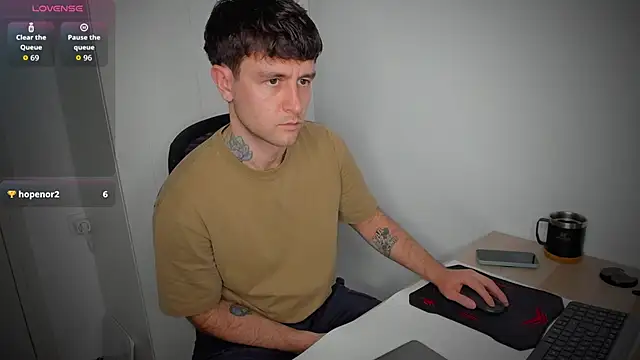 HonestAndrew Live XXX Chat