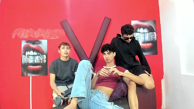 AVENGER_BOYS2026: διαδικτυακό σόου στην κάμερα