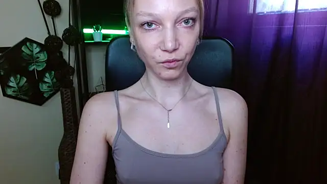 Chatroom XXX en direct de EmillyPlay