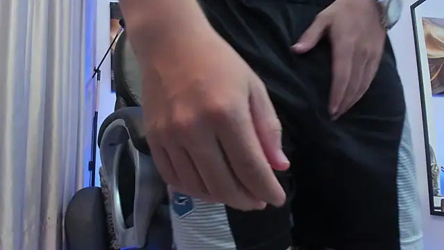 Tommas_Jhonson: διαδικτυακό σόου στην κάμερα