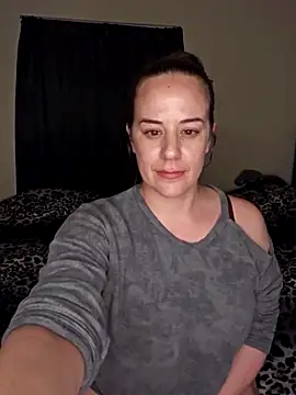 JJLILYOFFICIAL: διαδικτυακό σόου στην κάμερα