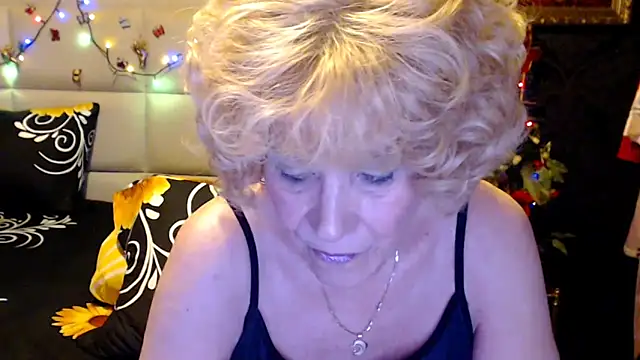 HappyWomanOn live XXX chat