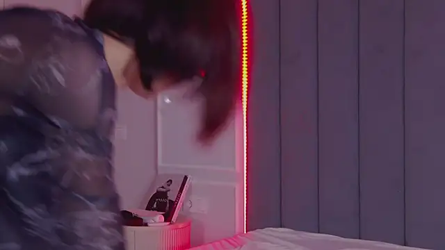 VioletAsh élő XXX-chatje