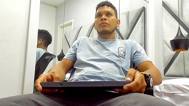 Chatroom XXX en direct de NohaBrooks