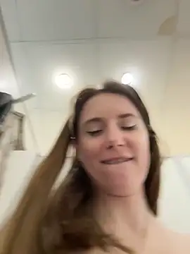 FReyja_44: διαδικτυακό σόου στην κάμερα