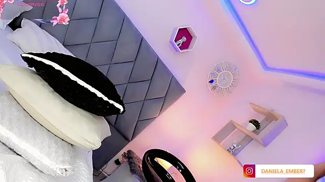 Amira_Ember Show in webcam