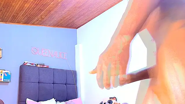 queenaliice: διαδικτυακό σόου στην κάμερα