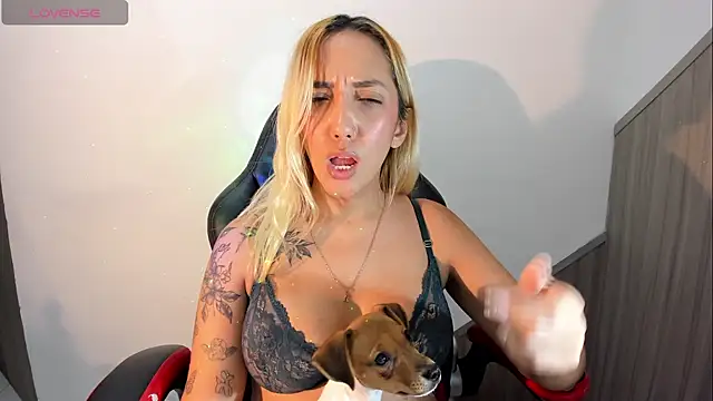 Chat +18 de Amanda_klaire ao vivo