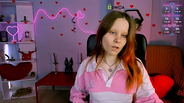 cassandra_nik: διαδικτυακό σόου στην κάμερα