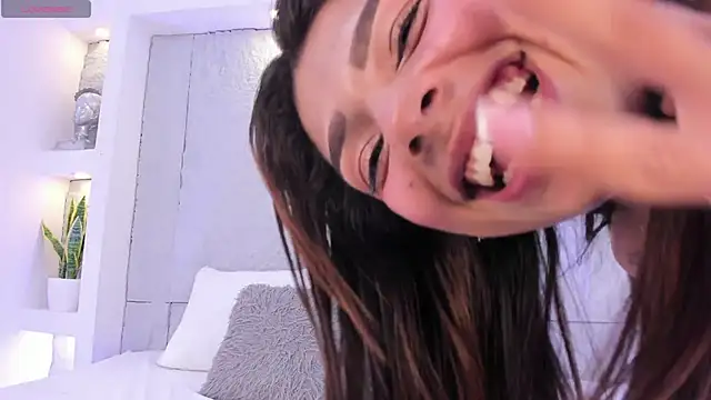 AlassiaHocthner Chat XXX live