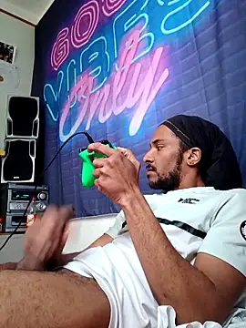 Mikaaa97: διαδικτυακό σόου στην κάμερα