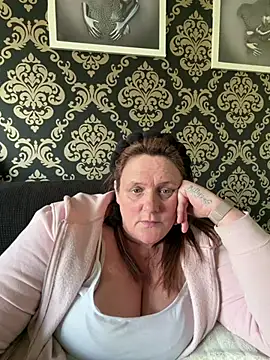 Czat XXX na żywo – Busty-GilfQuinn