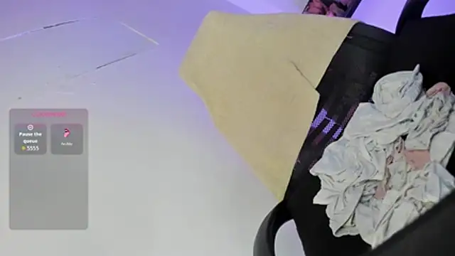 femininebiguncut Show in webcam