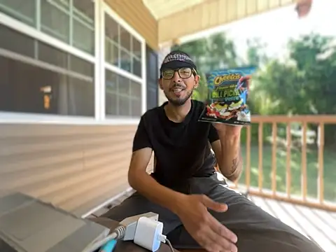 ThrowedWorldWide: διαδικτυακό σόου στην κάμερα