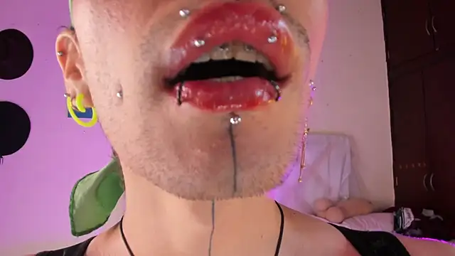 Show modela ArchieCollins na web-kameri